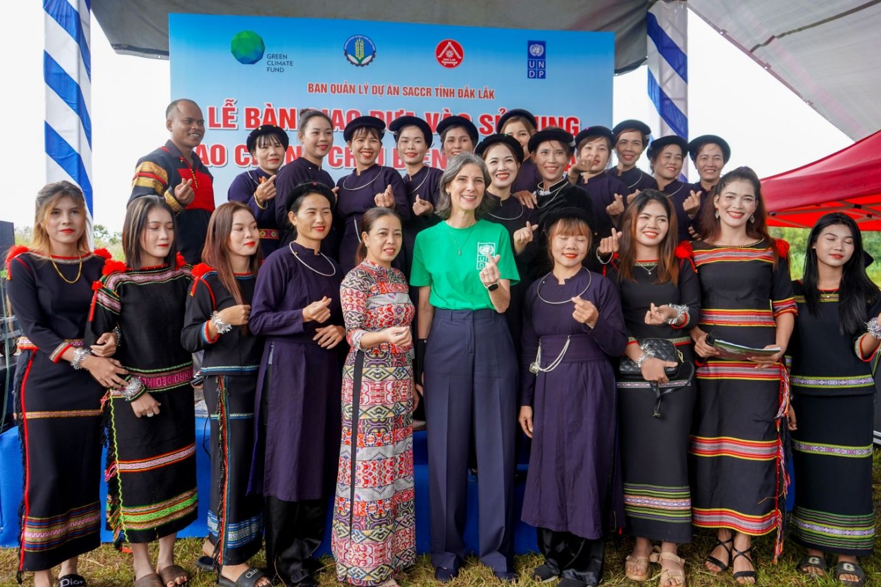 Trưởng Đại diện UNDP: Hãy hợp lực biến cam kết của Nghị quyết 'nóng hổi' về nhân quyền và biến đổi khí hậu thành hiện thực Trưởng Đại diện UNDP: Hãy hợp lực biến cam kết của Nghị quyết 'nóng hổi' về nhân quyền và biến đổi khí hậu thành hiện thực