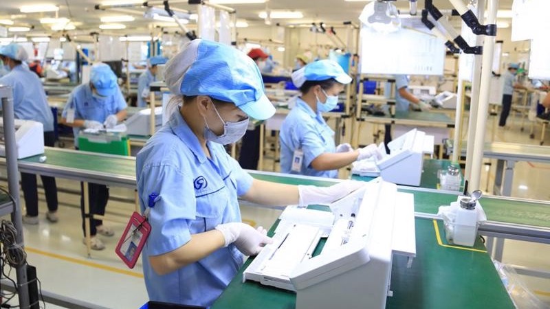 Đi trễ nhiều lần trong tháng người lao động có bị cắt lương không?