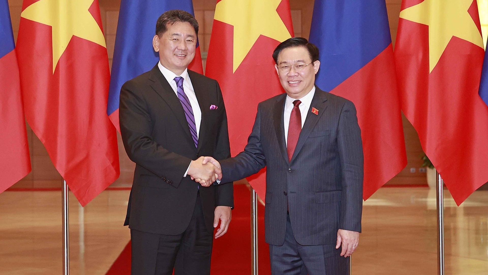 Chủ tịch Quốc hội Vương Đình Huệ hội kiến Tổng thống Mông Cổ Ukhnaagiin Khurelsukh