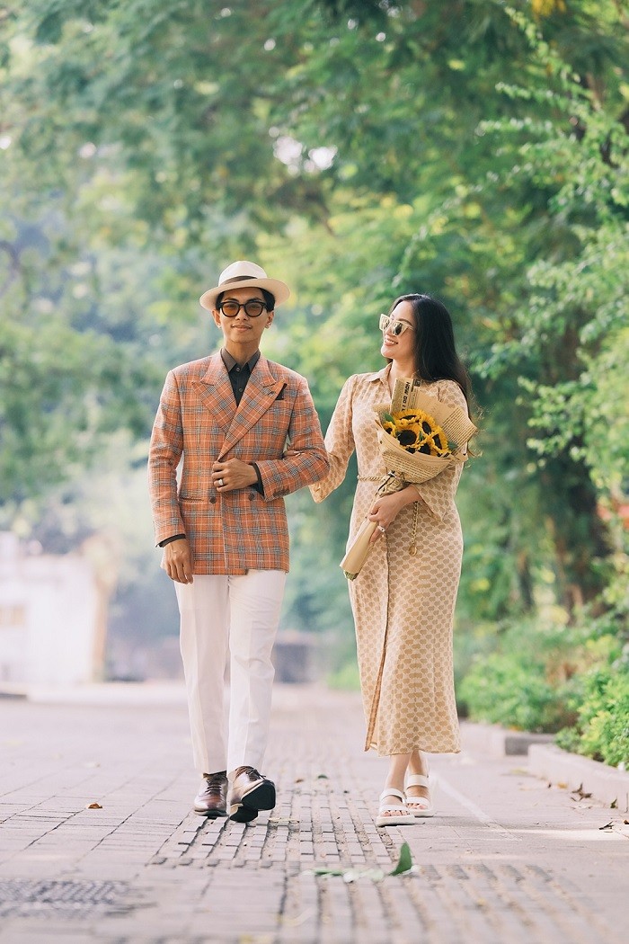 Vợ chồng Khánh Thi - Phan Hiển gửi 3 con cho gia đình trông giúp trong ít ngày để hâm nóng tình yêu, tận hưởng thế giới của hai người. 