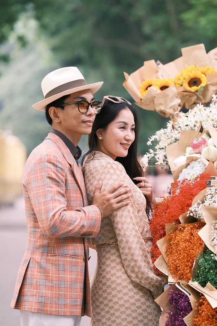 Phan Hiển miêu tả anh chăm vợ như chăm em bé, thường xuyên dỗ dành để cô ăn uống đầy đủ và có tinh thần thoải mái khi nuôi con bằng sữa mẹ. 