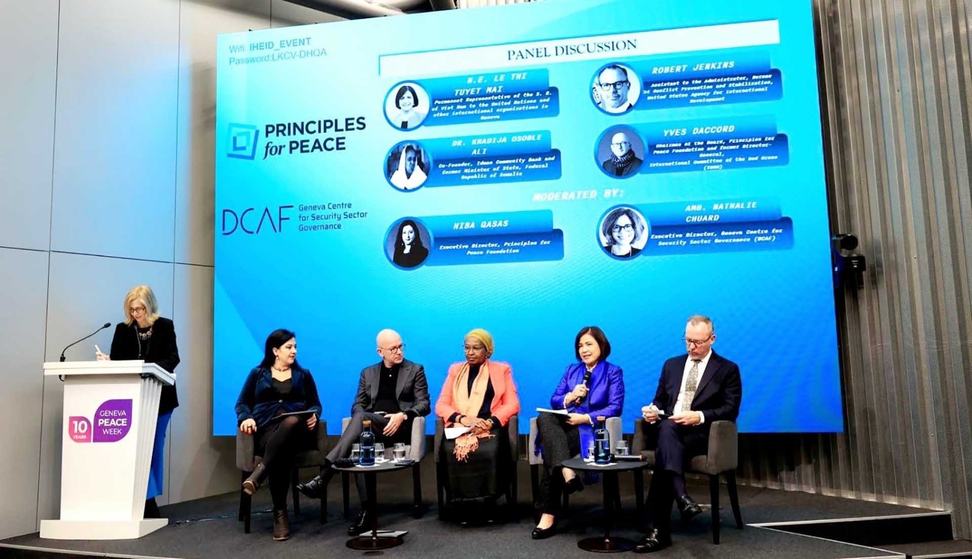 Đại sứ Lê Thị Tuyết Mai, Trưởng Phái đoàn đại diện thường trực Việt Nam tại Geneva (người thứ hai từ phải sang) phát biểu tại Phiên cấp cao của Tuần lễ hòa bình Geneva, ngày 2/11. (Nguồn: TTXVN) Đại sứ Lê Thị Tuyết Mai, Trưởng Phái đoàn đại diện thường trực Việt Nam tại Geneva (người thứ hai từ phải sang) phát biểu tại Phiên cấp cao của Tuần lễ hòa bình Geneva, ngày 2/11. (Nguồn: TTXVN)