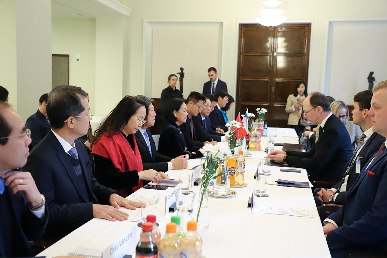 Trong ảnh: Đồng chí Trương Thị Mai hội kiến Chủ tịch Quốc hội Phần Lan Jussi Halla-Aho (thứ 3, phải). (Nguồn: TTXVN) Trong ảnh: Đồng chí Trương Thị Mai hội kiến Chủ tịch Quốc hội Phần Lan Jussi Halla-Aho (thứ 3, phải). (Nguồn: TTXVN)