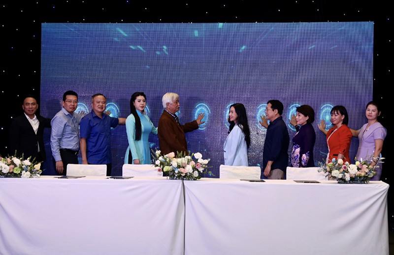 BTC và các đại biểu tham dự cùng bấm nút khởi động Dự án “Hành trình xanh”.