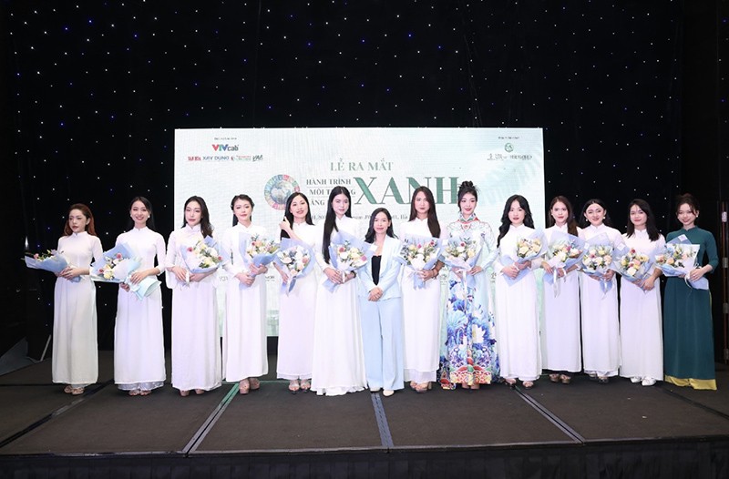 Bà Fiona (Đứng giữa) tặng hoa cho các thí sinh Miss Nature đăng ký tham gia “Hành trình xanh”.