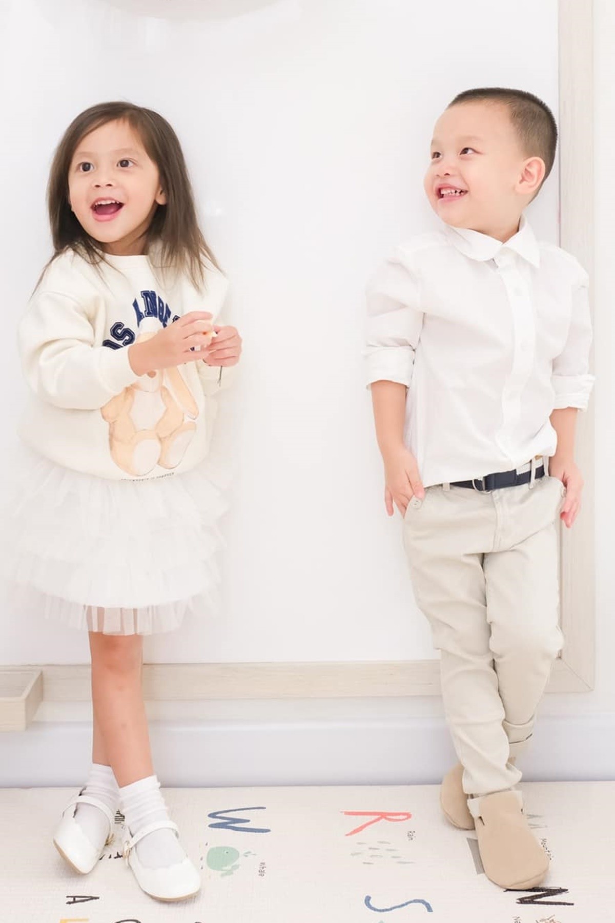 Hồ Ngọc Hà mừng tuổi cặp song sinh