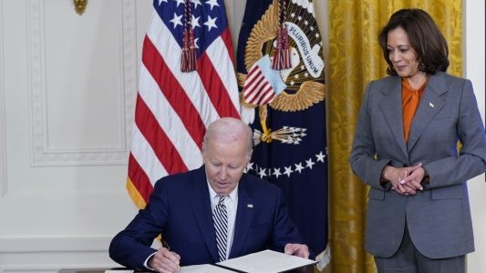 Bầu cử Tổng thống Mỹ: Mặc cho chính quyền ông Biden lo kiểm soát, bầu cử 2024 vẫn sử dụng nội dung bài đăng do AI tạo ra khiến đa số người Mỹ lo ngại