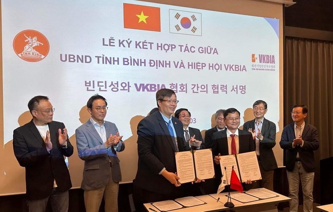 Đại diện Ủy ban Nhân dân tỉnh ký kết ghi nhớ hợp tác với VKBIA. (Ảnh: Sở Kế hoạch và Đầu tư Bình Định) Đại diện Ủy ban Nhân dân tỉnh ký kết ghi nhớ hợp tác với VKBIA. (Ảnh: Sở Kế hoạch và Đầu tư Bình Định)