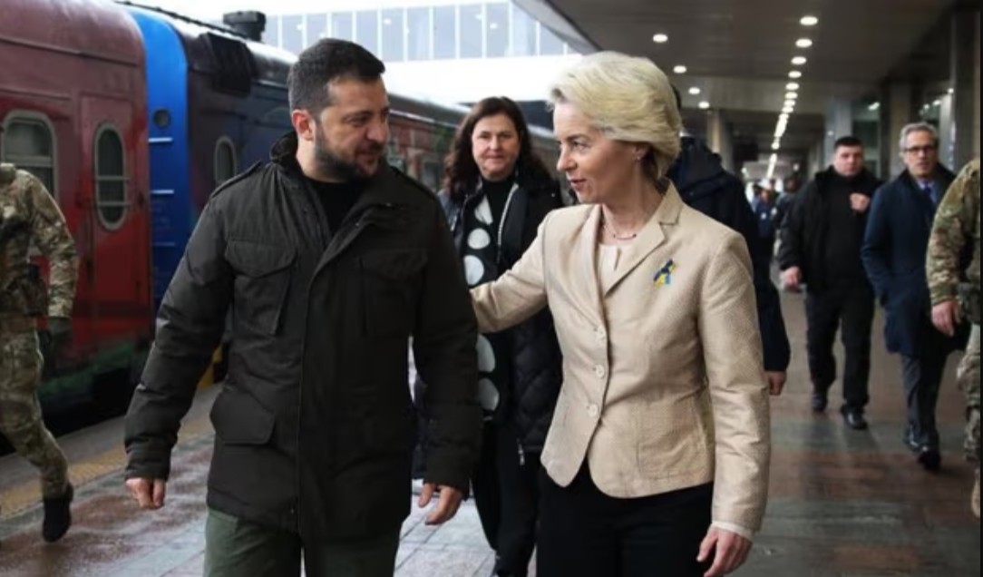 Tổng thống Ukraine Volodymyr Zelensky đón Chủ tịch EC Ursula von der Leyen in Kiev. (Nguồn: The Guardian)