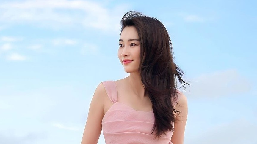 Hoa hậu Đặng Thu Thảo tôn dáng mảnh mai với thời trang nữ tính khi đi biển
