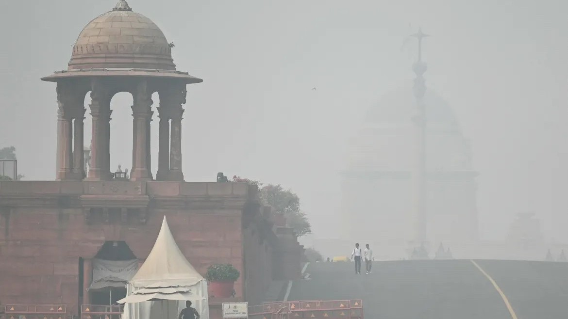 Ấn Độ: Khói bụi bao trùm, thủ đô New Delhi 'mờ ảo' trong không khí ô nhiễm