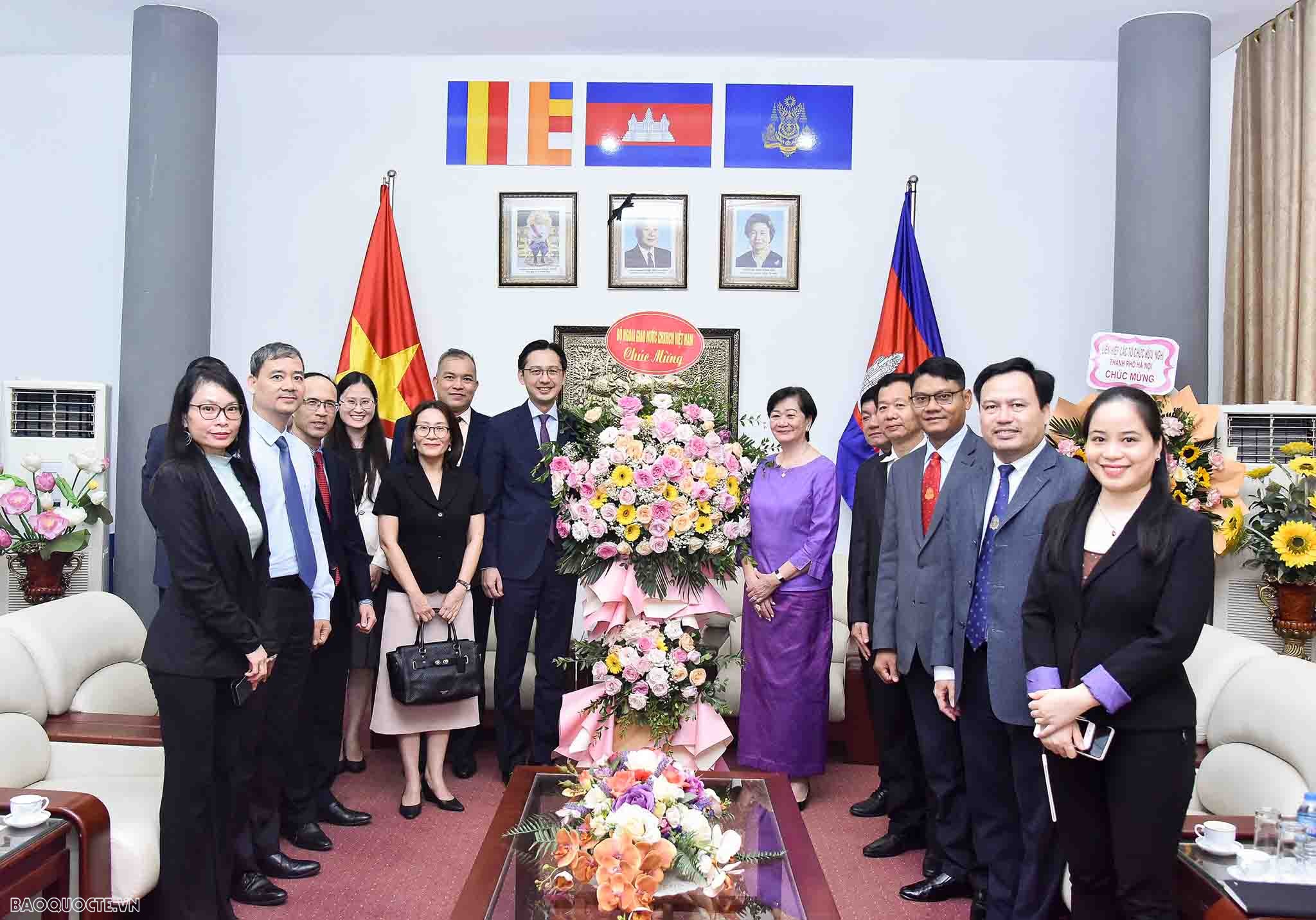 Thứ trưởng Ngoại giao Đỗ Hùng Việt chúc mừng kỷ niệm 70 năm Ngày Độc lập Vương quốc Campuchia