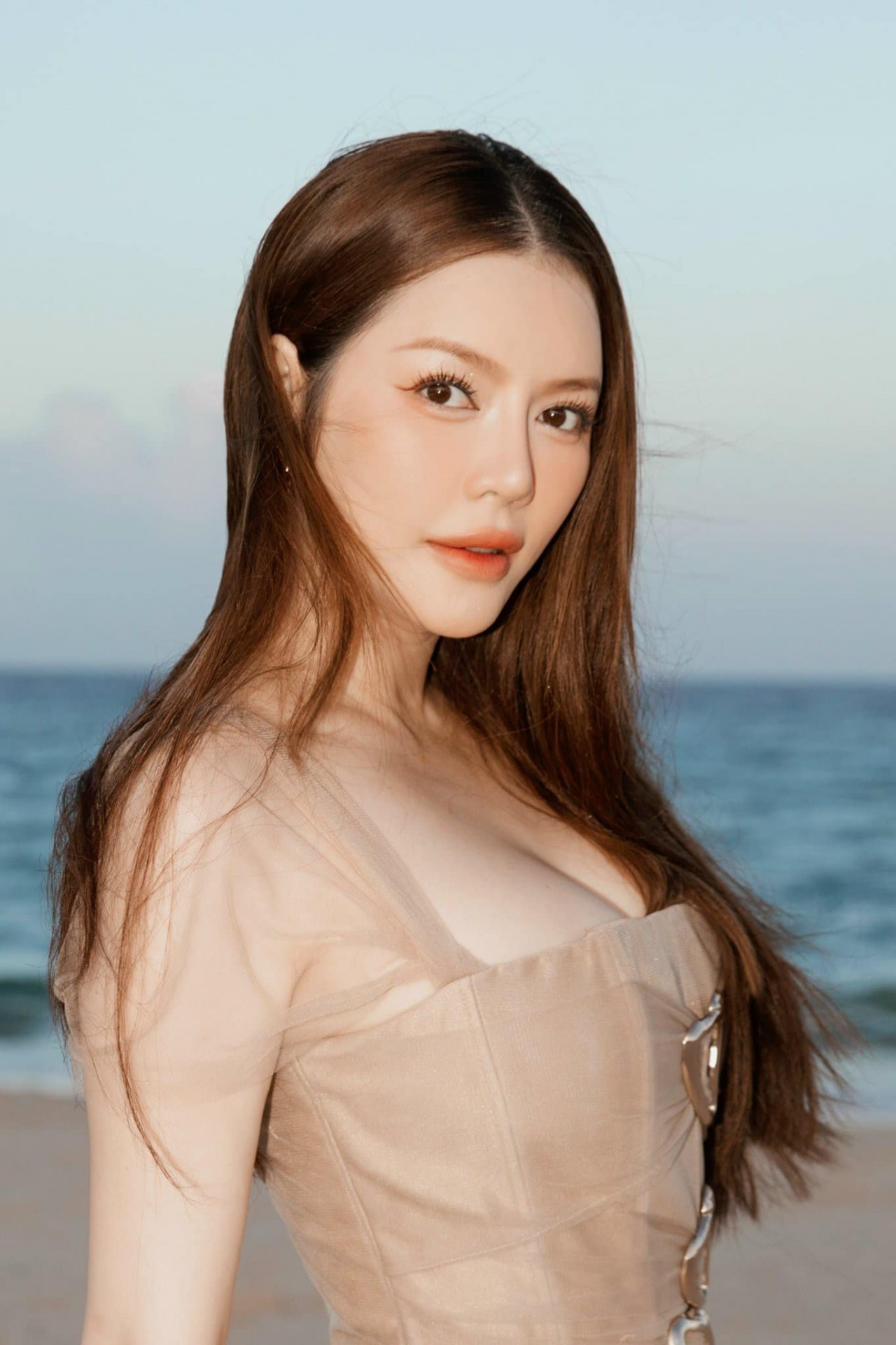 Lý Nhã Kỳ, Khánh Vân, Hòa Minzy lên đồ lộng lẫy dự lễ cưới Puka - Gin Tuấn Kiệt