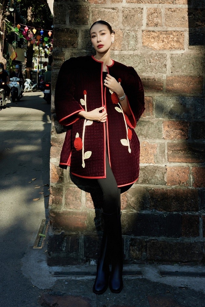 Hoa hậu Hà Kiều Anh đón gió Đông về với những mẫu áo khoác ấm áp chần bông. Đây là món đồ gắn liền với các bà, các mẹ ngày xưa, giờ được NTK Đức Hùng sáng tạo theo những cách riêng để phù hợp nhiều lứa tuổi. Hoa hậu Hà Kiều Anh đón gió Đông về với những mẫu áo khoác ấm áp chần bông. Đây là món đồ gắn liền với các bà, các mẹ ngày xưa, giờ được NTK Đức Hùng sáng tạo theo những cách riêng để phù hợp nhiều lứa tuổi.