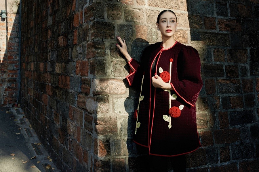 Hoa hậu Việt Nam 1992 tôn vẻ sang trọng cùng mẫu áo khoác màu đỏ đun, đính kết những bông hoa hồng 3D tôn nét duyên dáng của người mặc. Hoa hậu Việt Nam 1992 tôn vẻ sang trọng cùng mẫu áo khoác màu đỏ đun, đính kết những bông hoa hồng 3D tôn nét duyên dáng của người mặc.