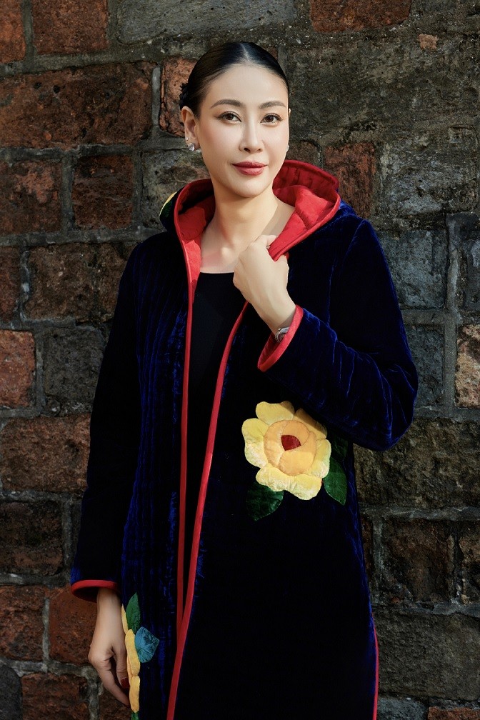 Nhà thiết kế cho thấy sự kết hợp đan xen giữa các gam màu nóng-lạnh, đậm-nhạt tạo nên sự tương phản. Nhung the xanh tím than được anh phối cùng đường viền tafta đỏ, nhung hồng phối cùng đường viền xanh lá... tạo nên sắc màu rực rỡ đậm chất lễ hội. Nhà thiết kế cho thấy sự kết hợp đan xen giữa các gam màu nóng-lạnh, đậm-nhạt tạo nên sự tương phản. Nhung the xanh tím than được anh phối cùng đường viền tafta đỏ, nhung hồng phối cùng đường viền xanh lá... tạo nên sắc màu rực rỡ đậm chất lễ hội.