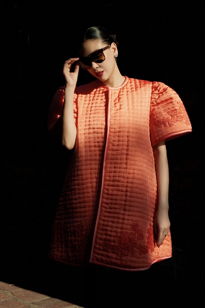 Mỗi múi bông có hình vuông nhỏ, được các nghệ nhân gẩy từng sợi, xếp đầu tăm tắp, giúp các sản phẩm có độ ấm cao nhưng vẫn không nặng nề. Mỗi múi bông có hình vuông nhỏ, được các nghệ nhân gẩy từng sợi, xếp đầu tăm tắp, giúp các sản phẩm có độ ấm cao nhưng vẫn không nặng nề.