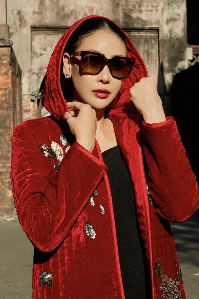 NTK Đức Hùng cho biết, mỗi chiếc áo chần bông của anh là một tác phẩm độc nhất, các chi tiết nhỏ trên áo được thay đổi tỉ mỉ. Từ độ dài, dáng tay áo đến hình thêu, điểm nhấn kết cườm... biến hóa đa dạng. NTK Đức Hùng cho biết, mỗi chiếc áo chần bông của anh là một tác phẩm độc nhất, các chi tiết nhỏ trên áo được thay đổi tỉ mỉ. Từ độ dài, dáng tay áo đến hình thêu, điểm nhấn kết cườm... biến hóa đa dạng.