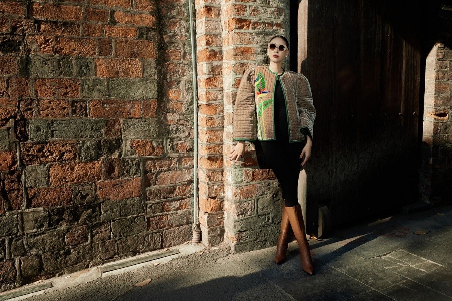 Hoa hậu Hà Kiều Anh giúp những chiếc áo chần bông trông hiện đại hơn với các cách kết hợp cùng boots cao đến gối, kính râm và giày cao gót. Hoa hậu Hà Kiều Anh giúp những chiếc áo chần bông trông hiện đại hơn với các cách kết hợp cùng boots cao đến gối, kính râm và giày cao gót.