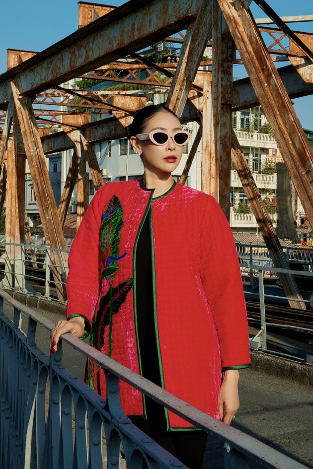 Nhiều họa tiết đậm chất cổ truyền khác như lá chuối, hoa cỏ, chim muông báo hiệu Xuân về cũng được nhà thiết kế ứng dụng. Nhiều họa tiết đậm chất cổ truyền khác như lá chuối, hoa cỏ, chim muông báo hiệu Xuân về cũng được nhà thiết kế ứng dụng.