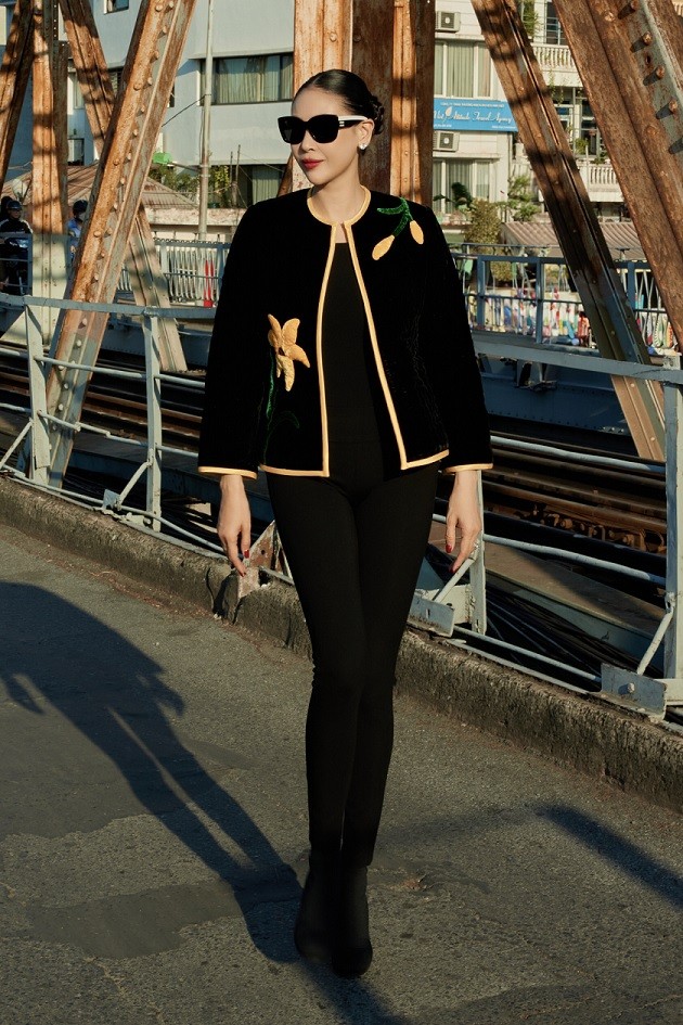 Hoa hậu Hà Kiều Anh cho biết, cô yêu thích ngắm cảnh Hà Nội khi vào Thu, lập Đông và tận hưởng làn gió se lạnh trong cảnh sắc lãng mạn. Những bộ trang phục ấm áp giúp cô hoàn thiện vẻ ngoài, thêm tự tin trên phố. Hoa hậu Hà Kiều Anh cho biết, cô yêu thích ngắm cảnh Hà Nội khi vào Thu, lập Đông và tận hưởng làn gió se lạnh trong cảnh sắc lãng mạn. Những bộ trang phục ấm áp giúp cô hoàn thiện vẻ ngoài, thêm tự tin trên phố.