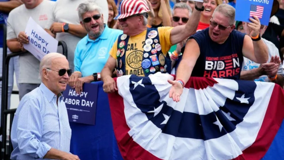 Bầu cử Tổng thống Mỹ: Mặc cho ‘quá muộn để đổi ngựa’, cựu cố vấn ông Obama đề nghị ông Biden ngừng ứng cử