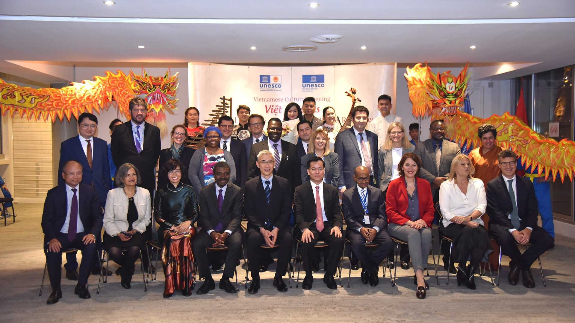 Các đại biểu chụp ảnh lưu niệm.