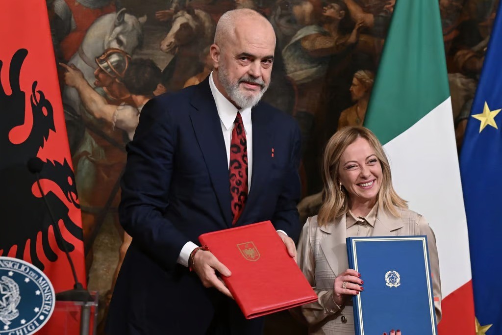 Italy kỳ vọng tiếp nhận 36.000 người di cư mỗi năm tại trại tị nạn Albania Italy kỳ vọng tiếp nhận 36.000 người di cư mỗi năm tại trại tị nạn Albania