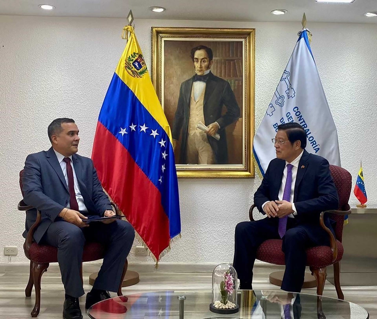 Đồng chí Phan Đình Trạc gặp và làm việc với Tổng kiểm toán Venezuela Jhosnel Peraza Machado. (Nguồn: TTXVN) Đồng chí Phan Đình Trạc gặp và làm việc với Tổng kiểm toán Venezuela Jhosnel Peraza Machado. (Nguồn: TTXVN)