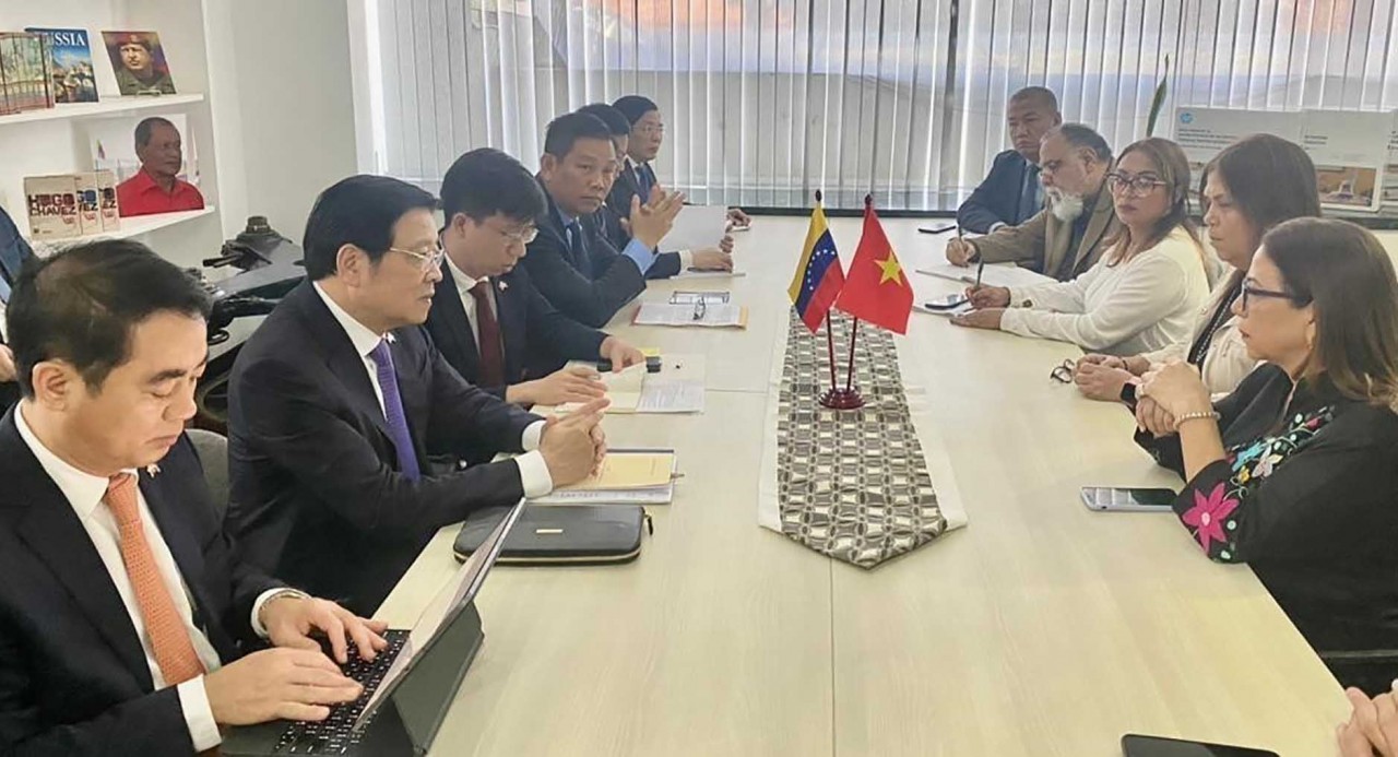 Đồng chí Phan Đình Trạc đến thăm và làm việc với đại diện Đại học Truyền thông Quốc tế (LAUICOM). (Nguồn: TTXVN) Đồng chí Phan Đình Trạc đến thăm và làm việc với đại diện Đại học Truyền thông Quốc tế (LAUICOM). (Nguồn: TTXVN)