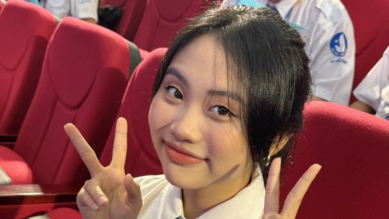 Sao Việt: Ca sĩ Phương Mỹ Chi tạo dáng nhí nhảnh, Thanh Thảo khoe vai trần quyến rũ