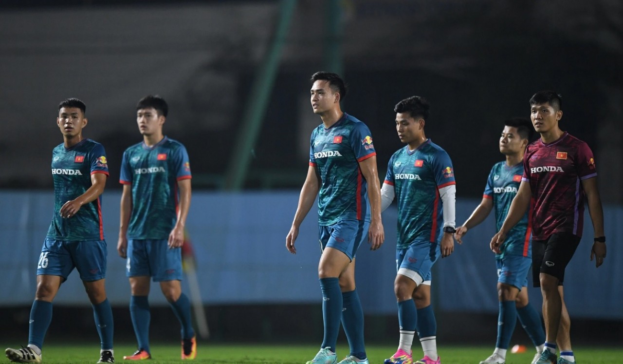 Chiều 7/11, đội tuyển Việt Nam có buổi tập luyện mở cửa cho báo chí tác nghiệp tại Trung tâm đào tạo bóng đá trẻ Việt Nam. Đây là buổi tập thứ hai của thầy trò HLV Troussier để chuẩn bị cho vòng loại thứ 2 World Cup 2026 khu vực châu Á. (Nguồn: Dân trí)