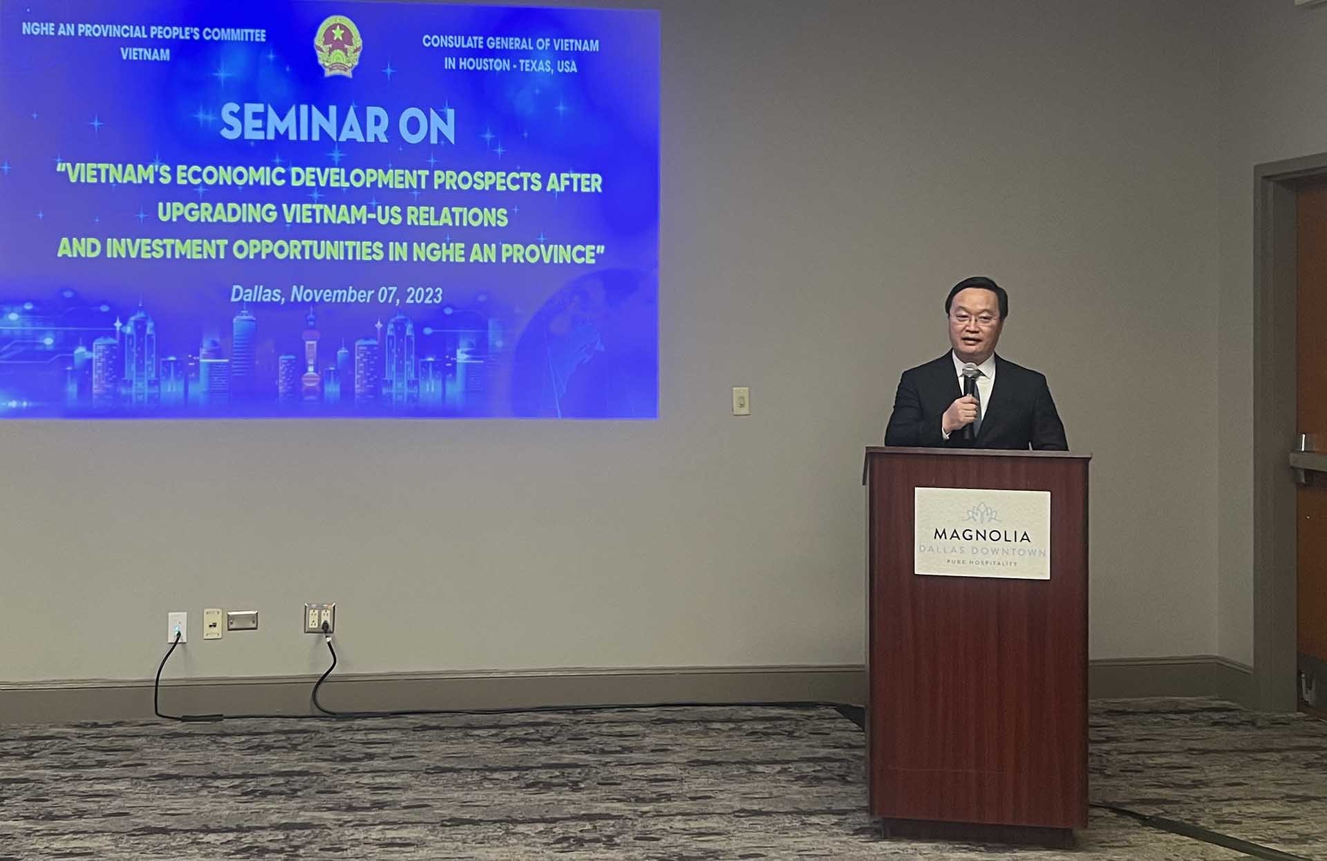 Phó Bí thư Tỉnh ủy, Chủ tịch Ủy ban nhân dân tỉnh Nghệ An Nguyễn Đức Trung phát biểu khai mạc Hội thảo. Phó Bí thư Tỉnh ủy, Chủ tịch Ủy ban nhân dân tỉnh Nghệ An Nguyễn Đức Trung phát biểu khai mạc Hội thảo.