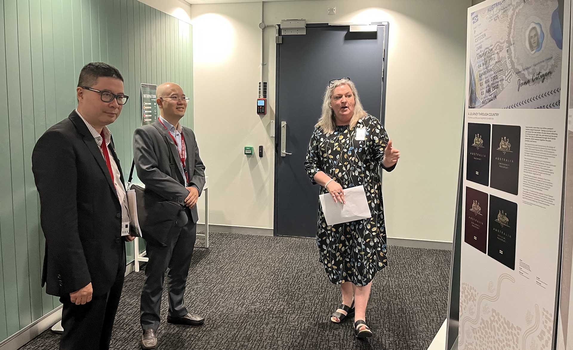 Bộ Ngoại giao Australia đã thu xếp để đoàn Việt Nam tham quan, tham khảo kinh nghiệm tại một số đơn vị trực tiếp giải quyết công việc lãnh sự.