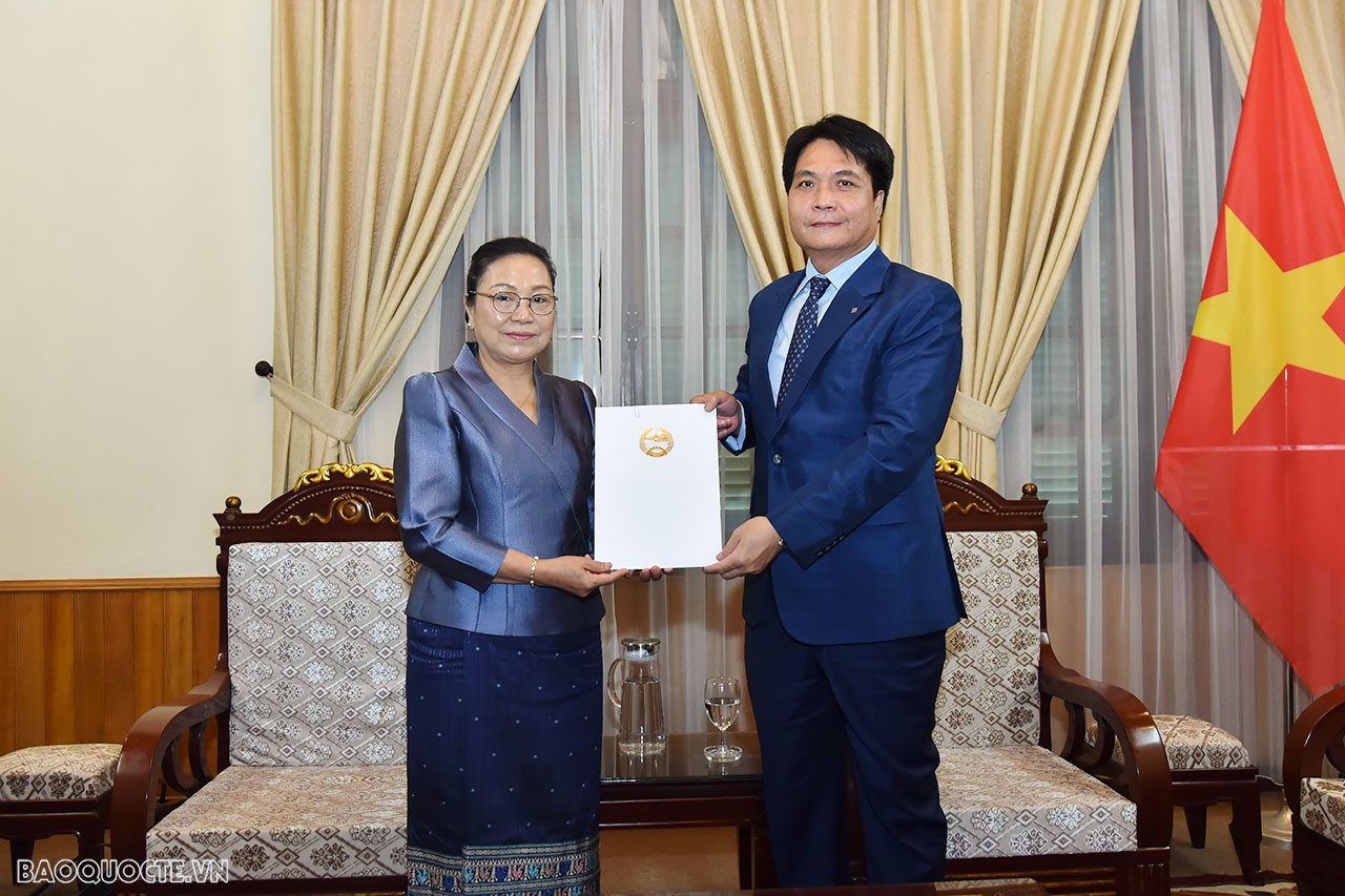 Cục trưởng Cục Lễ tân Nhà nước tiếp Đại sứ Lào tại Việt Nam trao bản sao Thư ủy nhiệm
