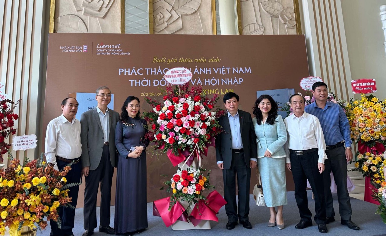 Phác thảo điện ảnh Việt Nam thời đổi mới và hội nhập: Cuốn sách chứa đầy tâm huyết của tác giả trong 30 năm gắn bó và cống hiến Phác thảo điện ảnh Việt Nam thời đổi mới và hội nhập: Cuốn sách chứa đầy tâm huyết của tác giả trong 30 năm gắn bó và cống hiến