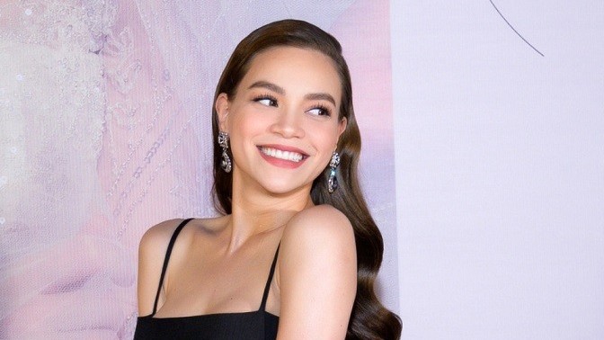 Ca sĩ Hồ Ngọc Hà thanh lịch cùng những chiếc túi xách hàng hiệu danh tiếng