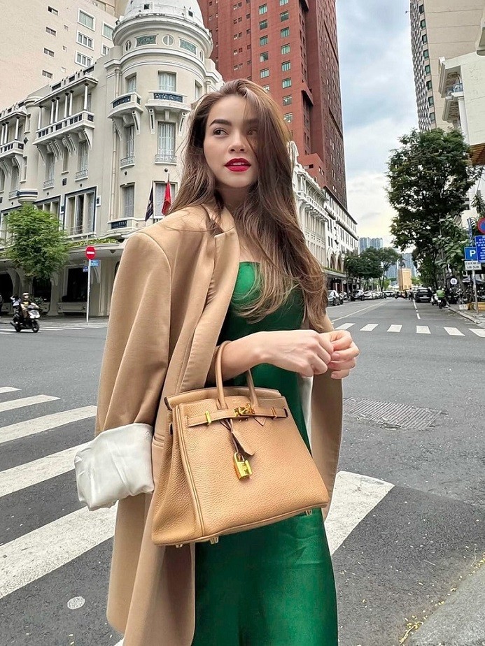 Trong loạt ảnh street style mới đăng, Hồ Ngọc Hà diện đầm xanh lá kết hợp blazer choàng hờ thanh lịch. Điểm nhấn nổi bật trên tổng thể là chiếc túi Hermes Birkin - món phụ kiện được coi là tuyên ngôn của giới thượng lưu, có giá trị hơn nửa tỷ đồng.