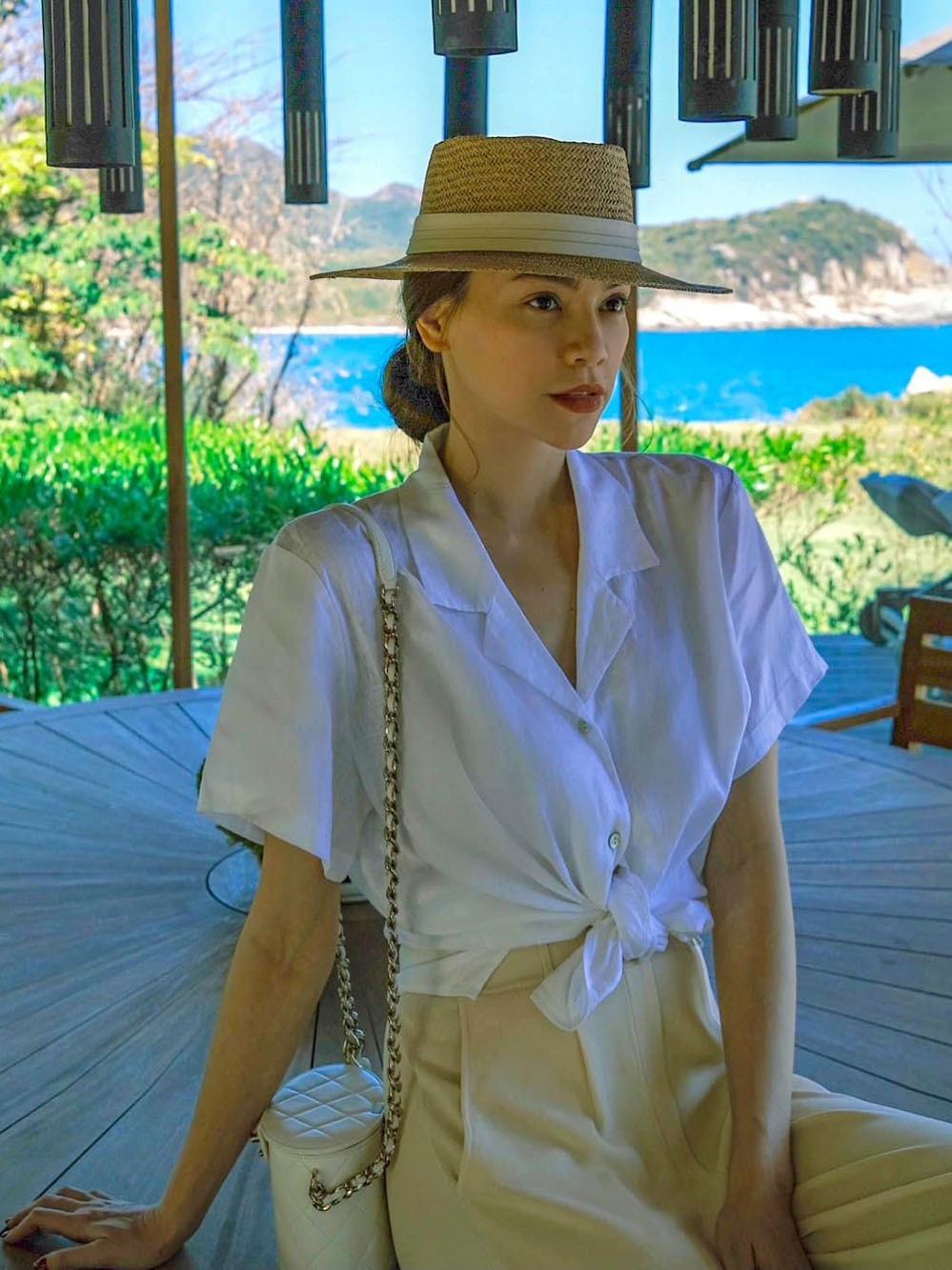 Thiết kế dáng trụ từ nhà mốt Pháp được bà mẹ 3 con mix với trang phục mùa Hè. 