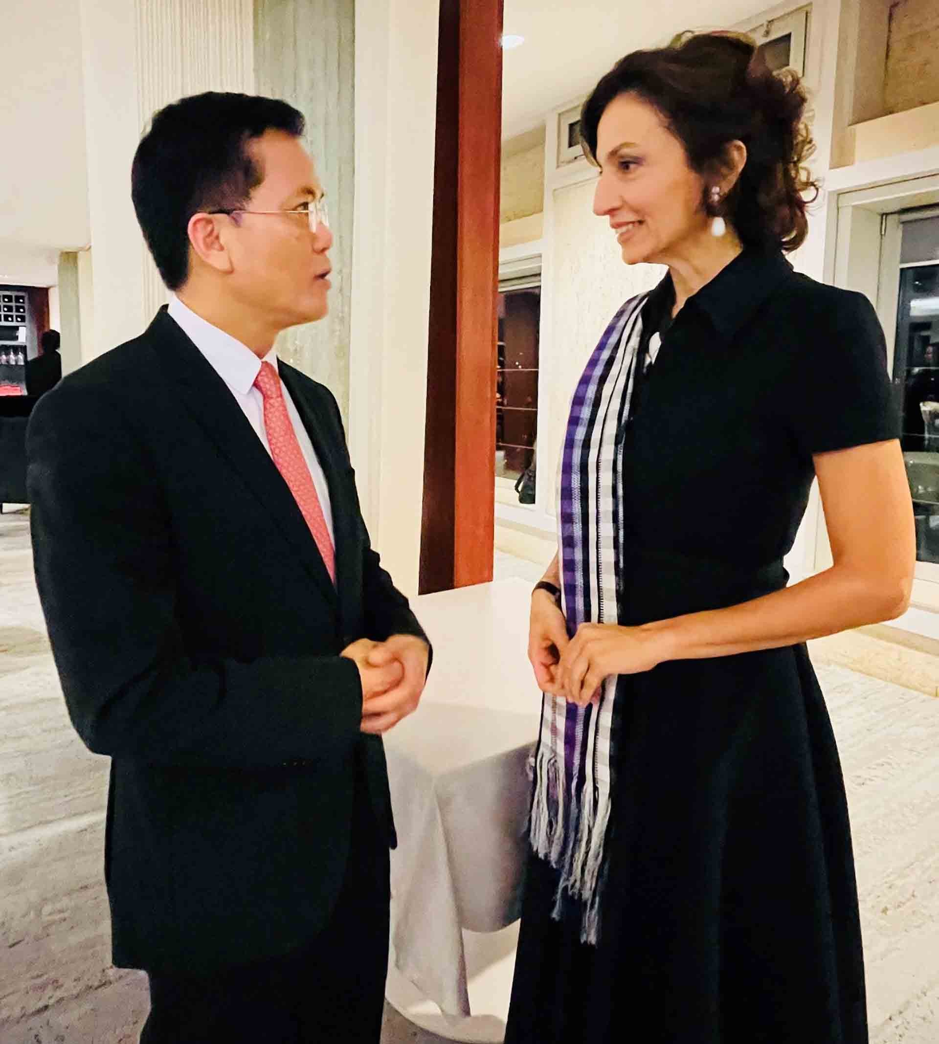 Thứ trưởng Hà Kim Ngọc, Chủ tịch UBQG UNESCO Việt Nam gặp gỡ, trao đổi với Tổng Giám đốc UNESCO Audrey Azoulay (Nguồn: Đoàn công tác)