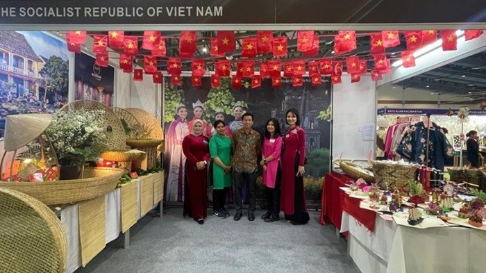 Ẩm thực Việt Nam hút khách tại Hội chợ từ thiện lần 54 ở Indonesia