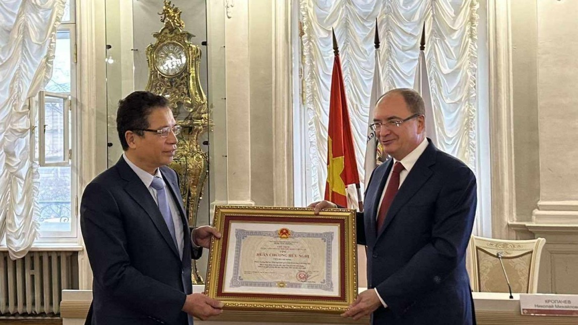 Trao tặng Huân chương Hữu nghị cho Thống đốc Saint Petersburg và Viện Hồ Chí Minh - Đại học Tổng hợp Saint Petersburg