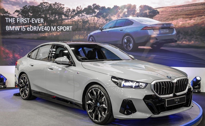 Cận cảnh xe điện BMW i5 2024 ra mắt tại Malaysia, giá trên 2 tỷ đồng