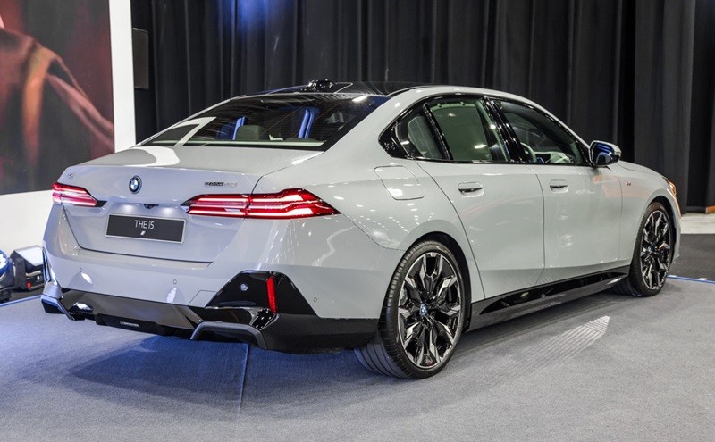Cận cảnh xe điện BMW i5 2024 ra mắt tại Malaysia, giá trên 2 tỷ đồng