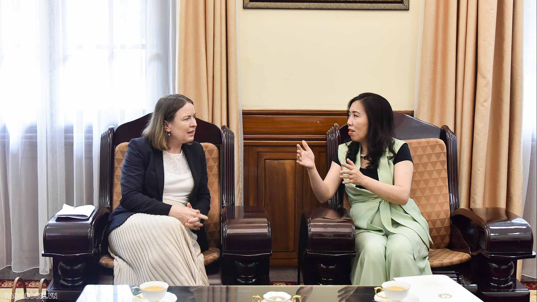 Thứ trưởng Ngoại giao Lê Thị Thu Hằng tiếp Đại sứ Ireland Deirdre Ní Fhallúin