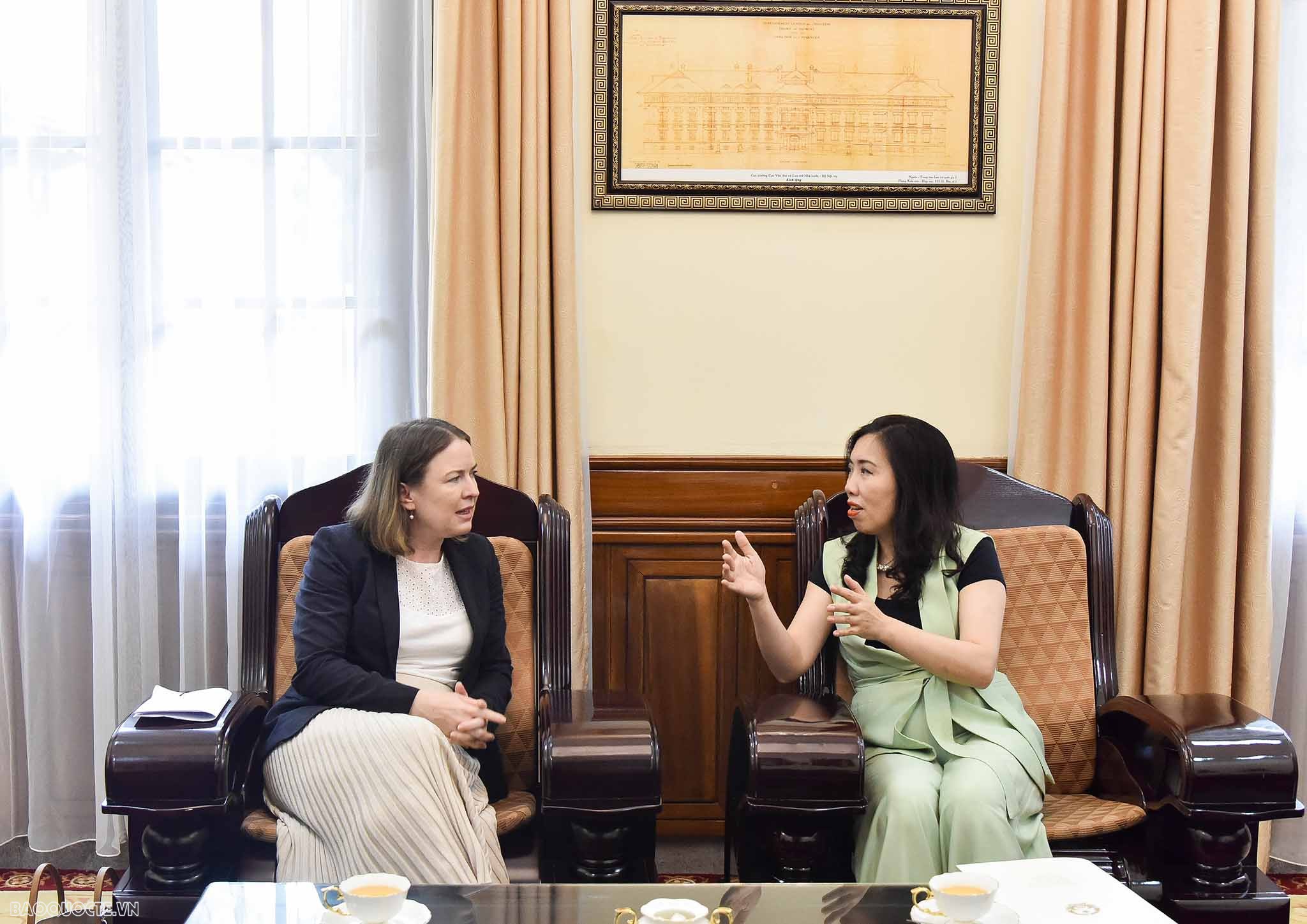 Thứ trưởng Ngoại giao Lê Thị Thu Hằng tiếp Đại sứ Ireland Deirdre Ní Fhallúin