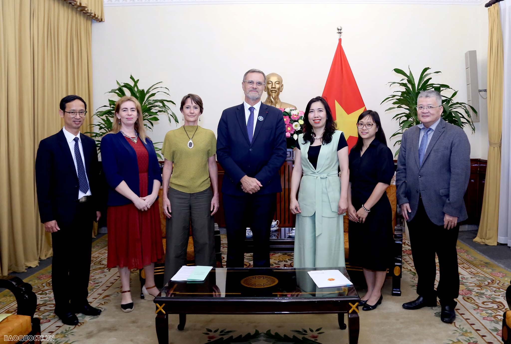 Thứ trưởng Ngoại giao Lê Thị Thu Hằng tiếp Đại sứ Pháp Olivier Brochet