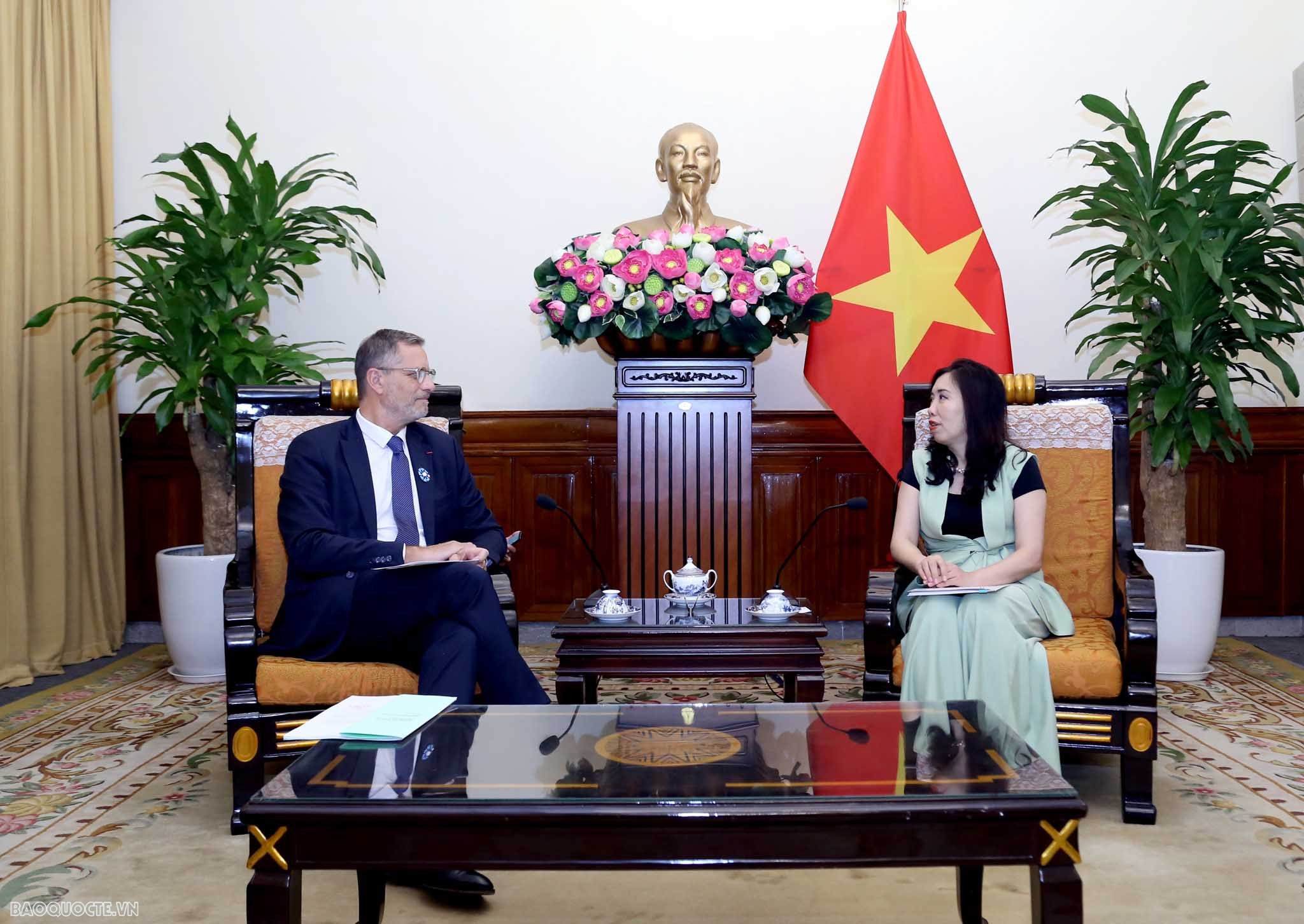 Thứ trưởng Ngoại giao Lê Thị Thu Hằng tiếp Đại sứ Pháp Olivier Brochet