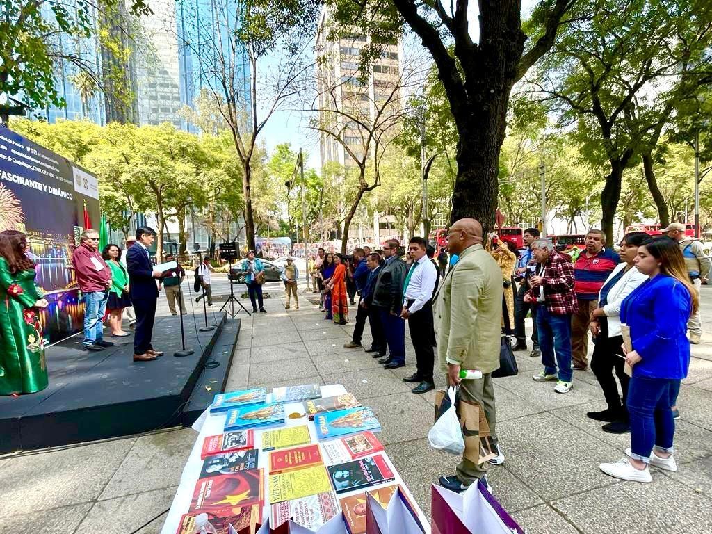 Triển lãm ảnh 'Việt Nam quyến rũ và năng động' tại Đại lộ trung tâm thủ đô Mexico