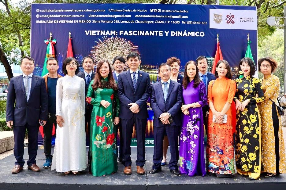 Triển lãm ảnh 'Việt Nam quyến rũ và năng động' tại Đại lộ trung tâm thủ đô Mexico